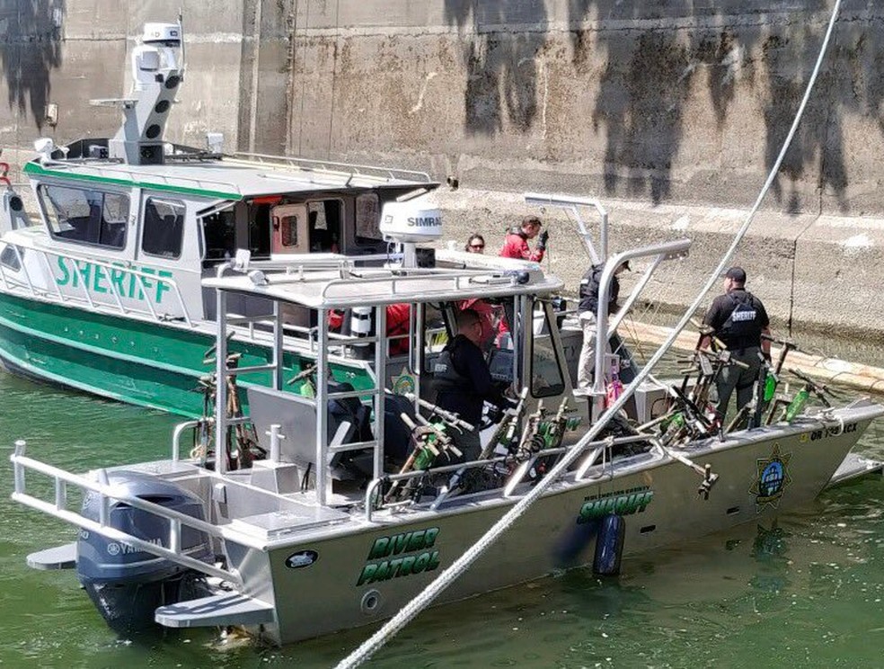 Polícia retirou 57 patinetes e bicicletas compartilhadas do rio Willamette — Foto: Multnomah Co Sheriff/Divulgação