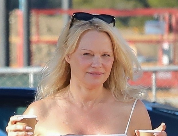 Pamela Anderson mostra beleza natural sem maquiagem (Foto: Grosby Group)