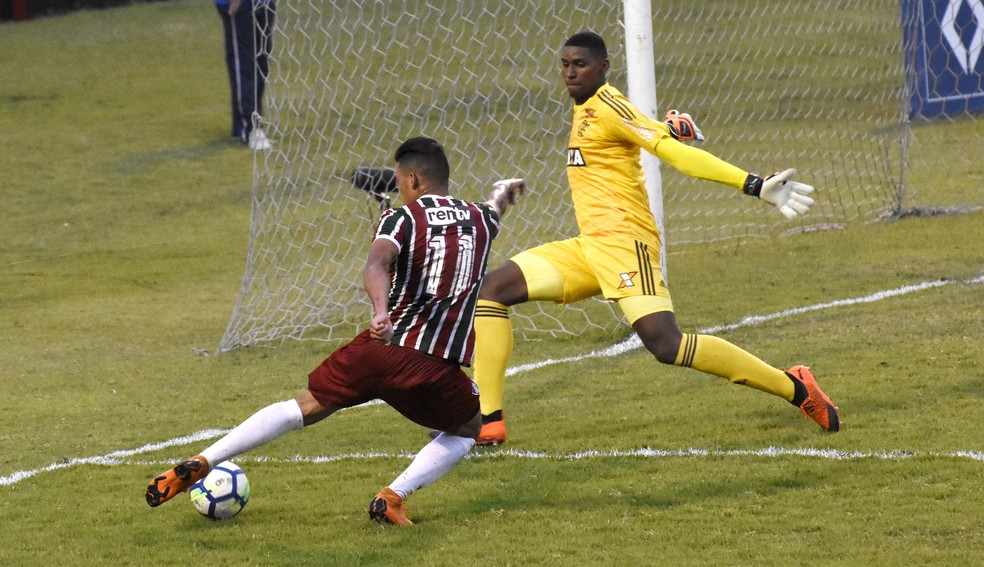 O goleiro Hugo faz boa defesa em chance de Evanilson — Foto: MAILSON SANTANA/FLUMINENSE FC
