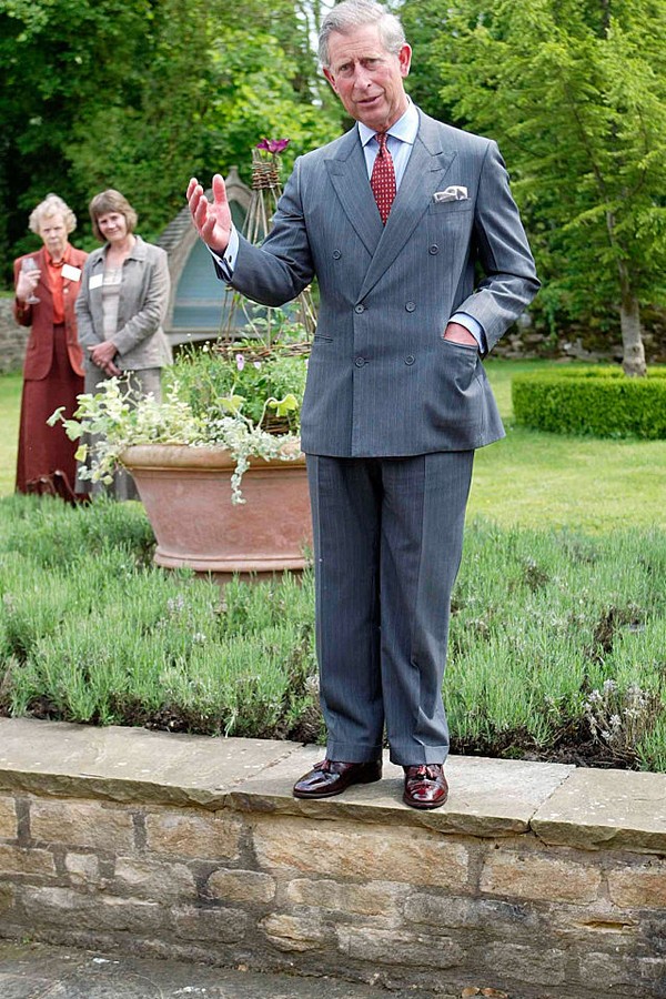***NOT FOR USE IN THE UK UNTIL 27 JUNE 2005*** Prince Charles stands in one of his gardens to address members of the National Gardens Scheme, of which the Prince is patron, following a tour of the gardens of Highgrove House in Gloucestershire. (Photo by © (Foto: Corbis via Getty Images)