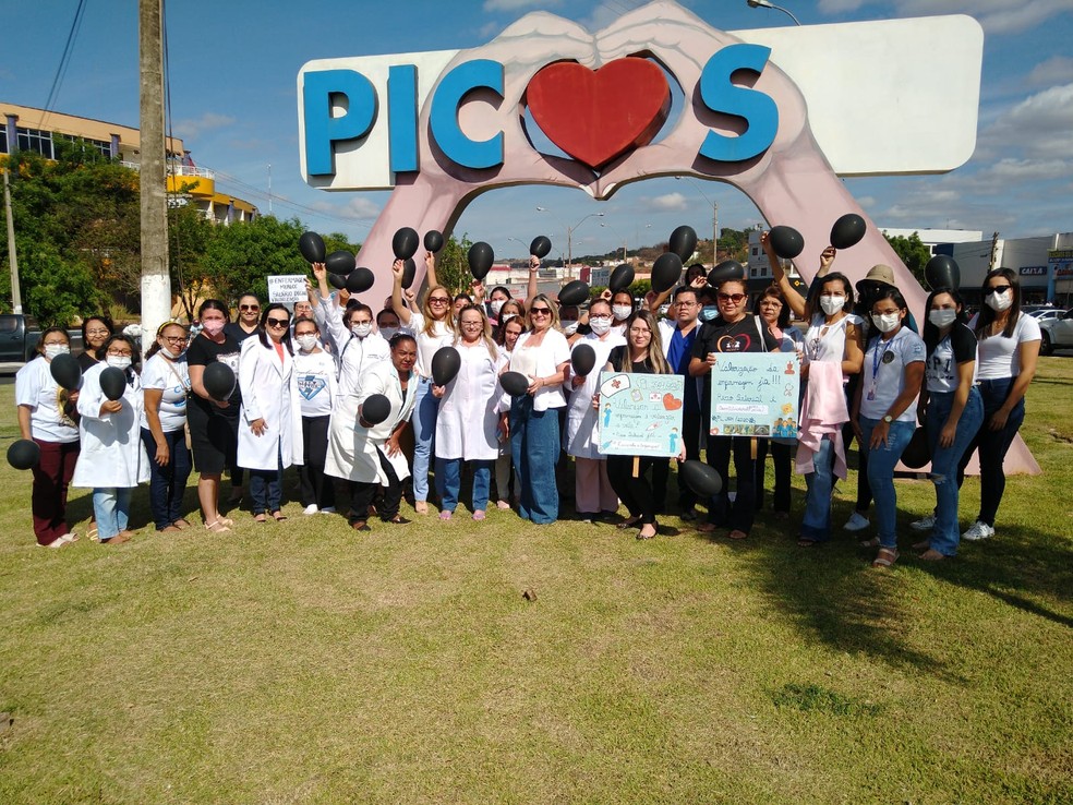 Profissionais da enfermagem fazem protestos no Piauí contra suspensão da lei do piso salarial da categoria — Foto: Antônio Rocha/TV Clube