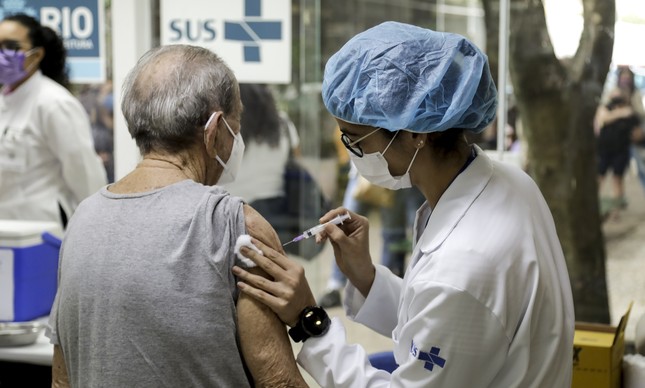 Vacinação de idosos em posto de saúde de Copcabana