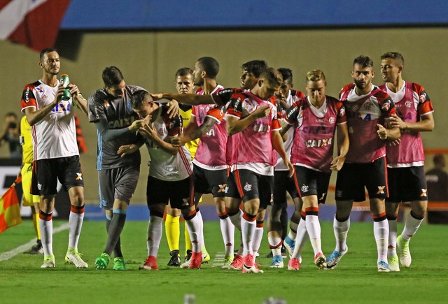 Fantasmas renascem, Fla abusa de erros e nova eliminação fica por um fio