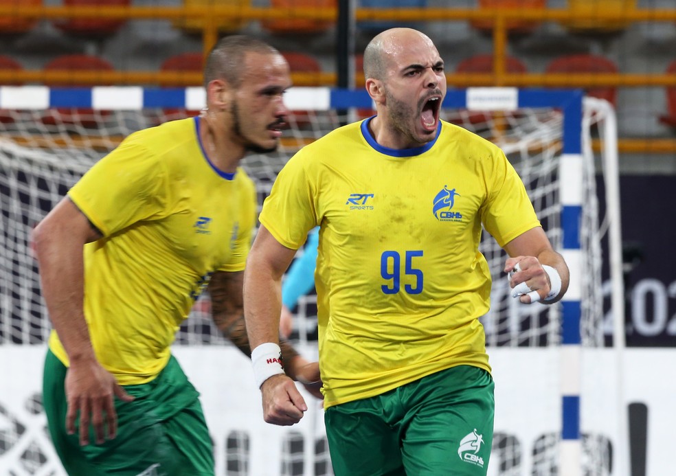 Gustavo no jogo entre Brasil e Polônia pelo Mundial de handebol — Foto: REUTERS/Khaled Elfiqi