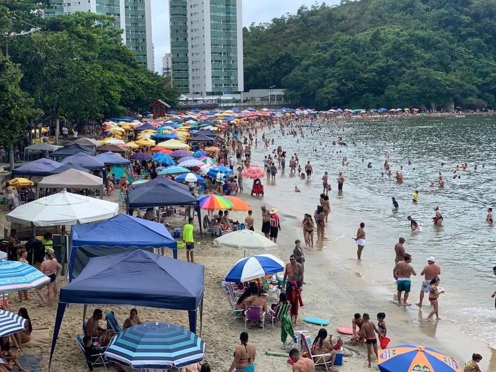 A Prainha, em Caraguatatuba, ficou lotada  Foto: Joo Mota/TV Vanguarda