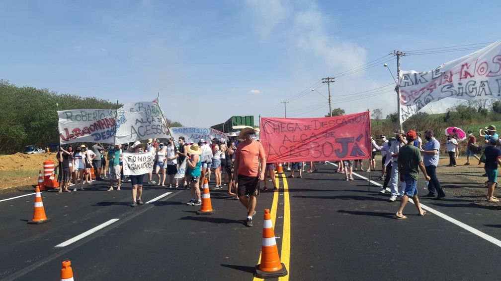Manifestação de moradores dos bairros Santana e Santa Olímpia na Rodovia Hermínio Petrin, em Piracicaba — Foto: Edijan Del Santo/ EPTV