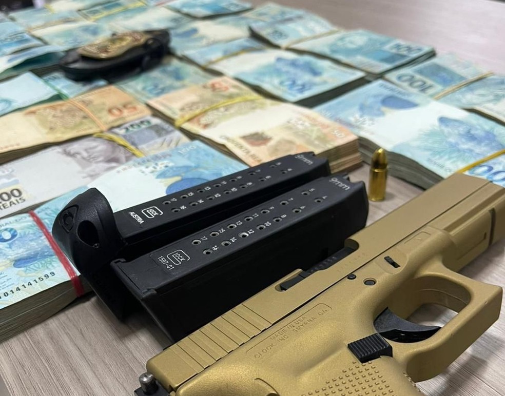 Arma, munição e dinheiro foram apreendidos pela Polícia Federal.  — Foto: Polícia Federal/Reprodução