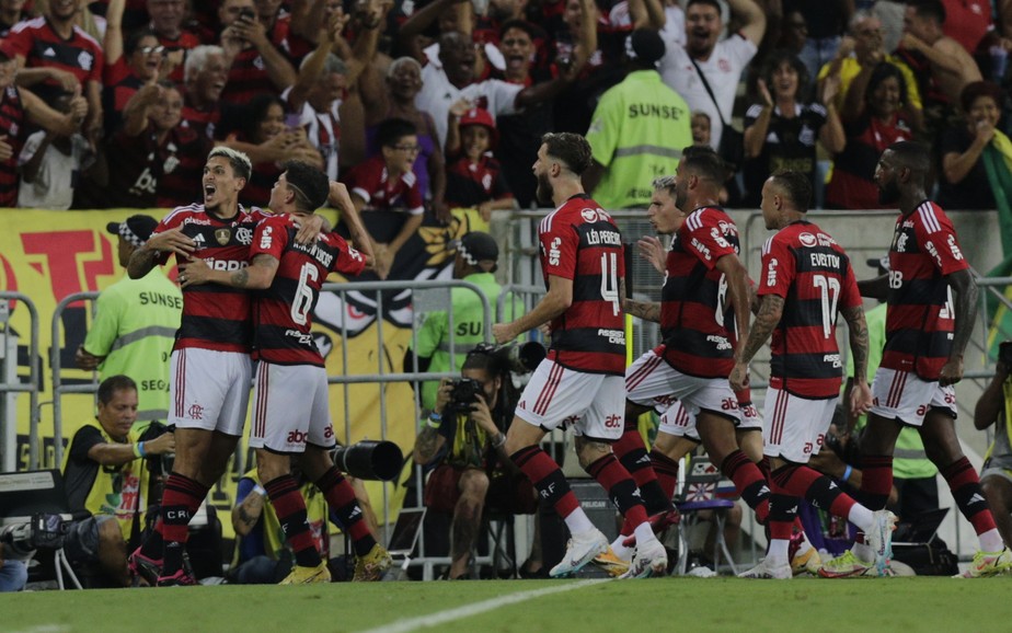 Ayrton Lucas marca para o Flamengo