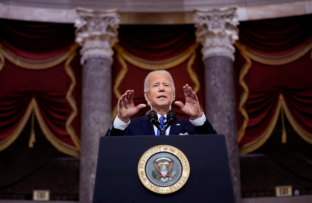 O presidente dos EUA, Joe Biden, discursa no Statuary Hall, no Capitólio, durante cerimônia do primeiro aniversário do ataque de 6 de janeiro de 2021 à sede do Congresso americano por partidários do ex-presidente Donald Trump, em Washington DC, em 6 de janeiro de 2022 — Foto: Drew Angerer/Pool via Reuters
