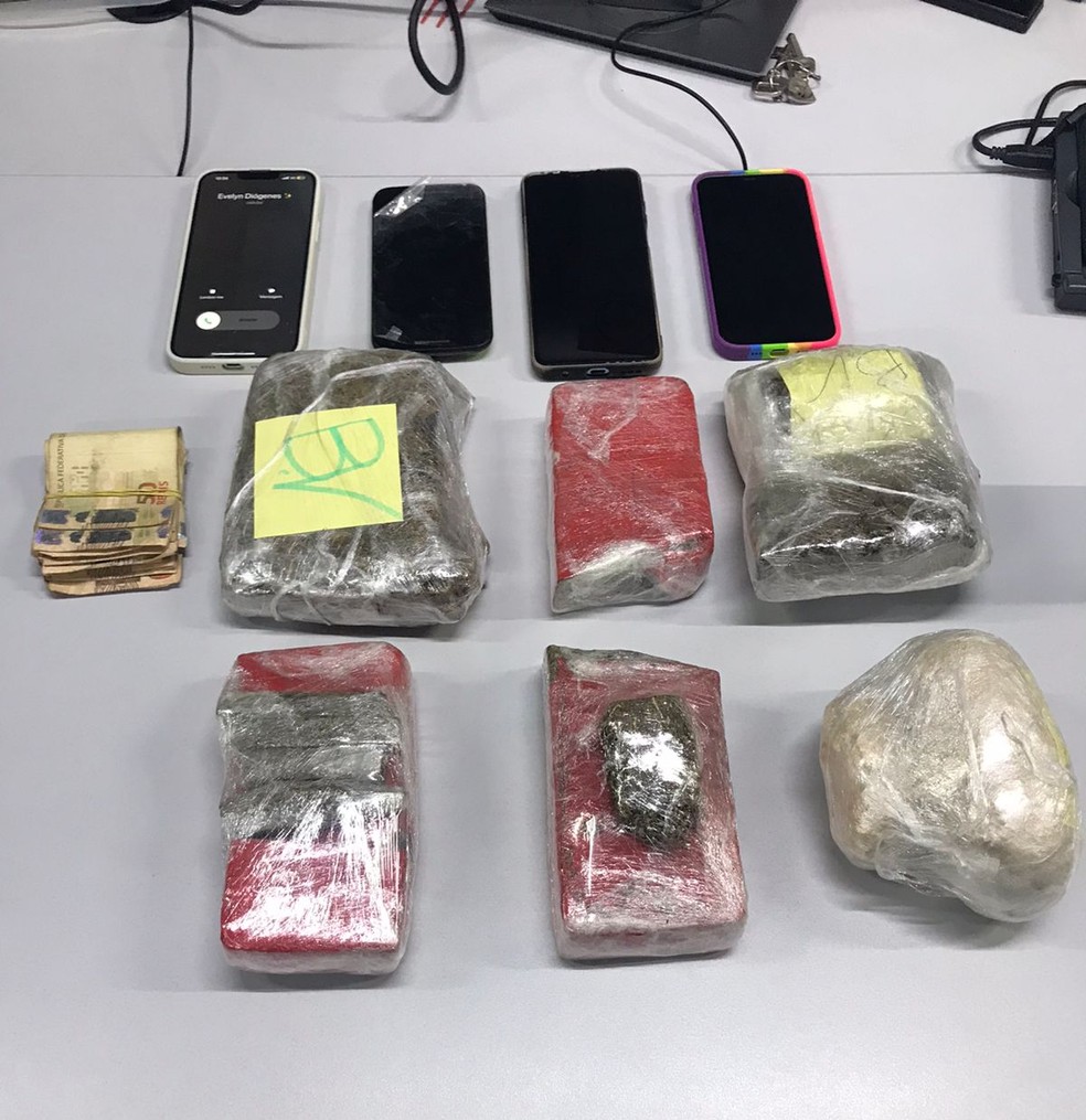 Material apreendido com policial em presídio de Campos — Foto: Divulgação