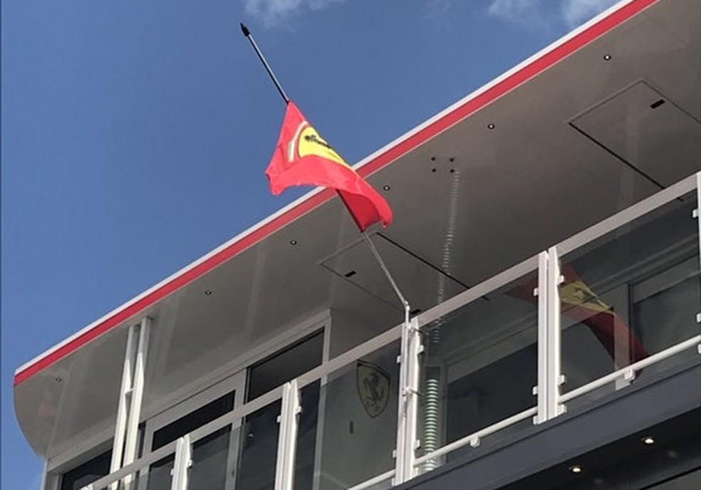 Bandeira meia-haste no motorhome da Ferrari (Foto: Reprodução)