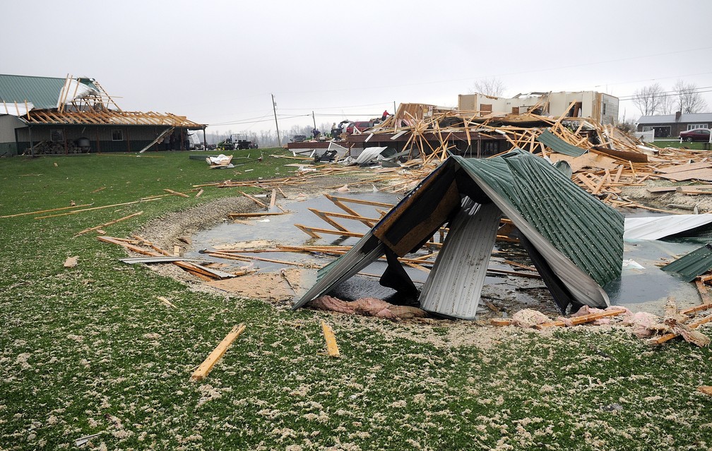 Danos causados pela tempestade em Ohio neste domingo (14). — Foto: Tom E. Puskar/AP