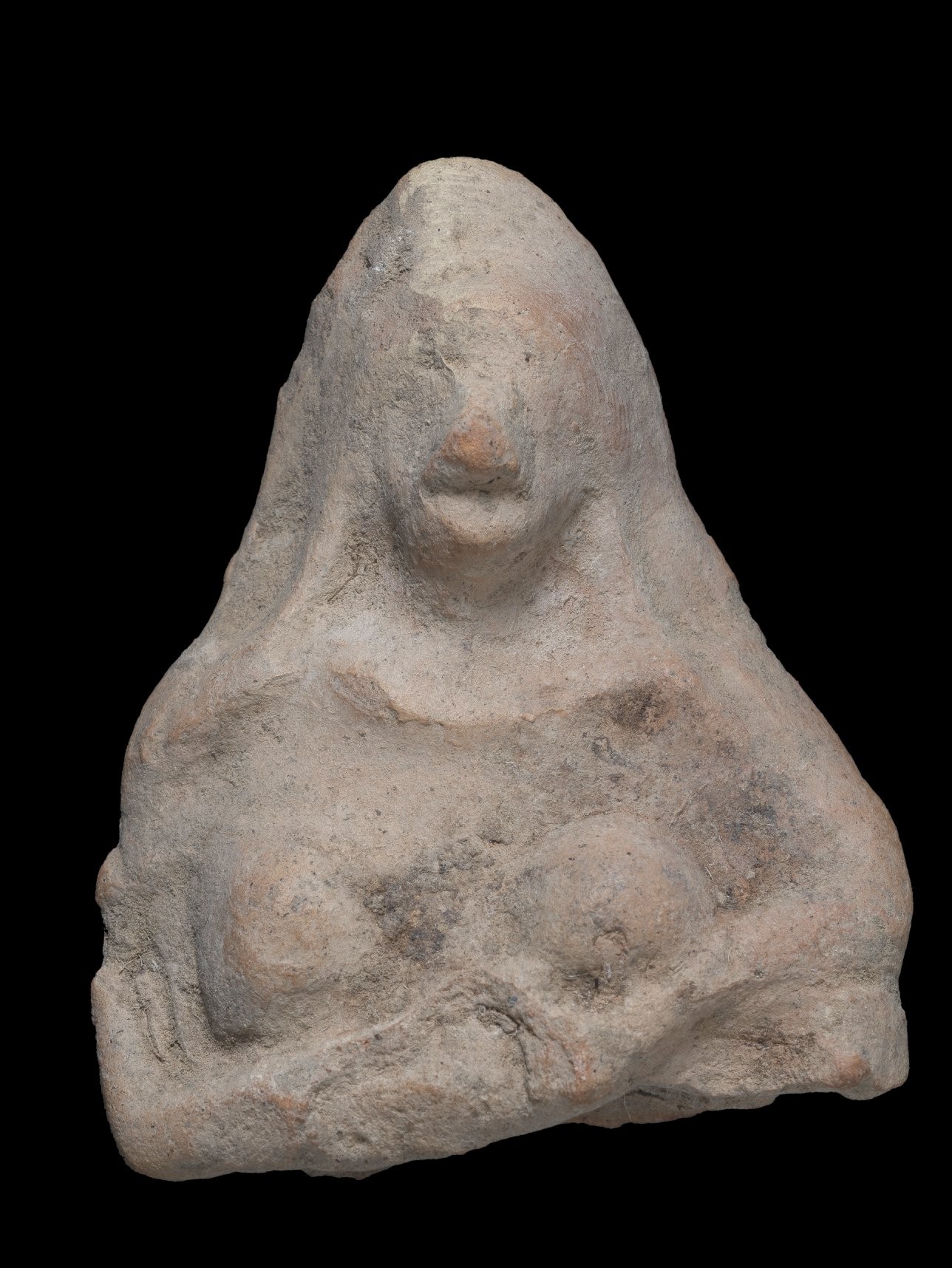 A estátua de sete centímetros de altura e seis de largura representa uma mulher com lenço e os seios nus (Foto: Yevgeny Ostrovsky e Oren Shmueli, cortesia da Autoridade de Antiguidades de Israel )