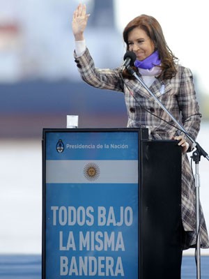 Cristina Kirchner acena em cerimônia do dia da bandeira, na sexta (20). (Foto: AFP PHOTO / NA)