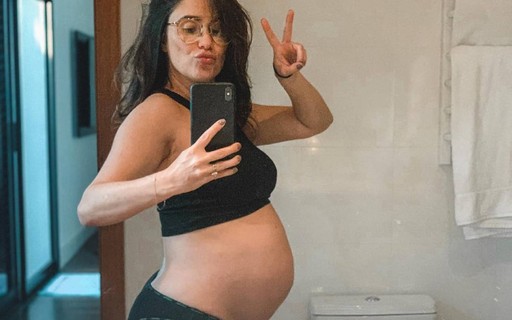 Fernanda Vasconcellos usa calcinha e top para mostrar a barriga de grávida: "Em exibição"