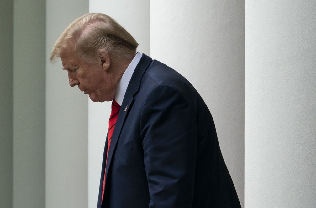 O presidente dos EUA, Donald Trump, se dirige ao jardim da Casa Branca, em Washington, na segunda-feira (11) — Foto: Drew Angerer/Getty Images/AFP 