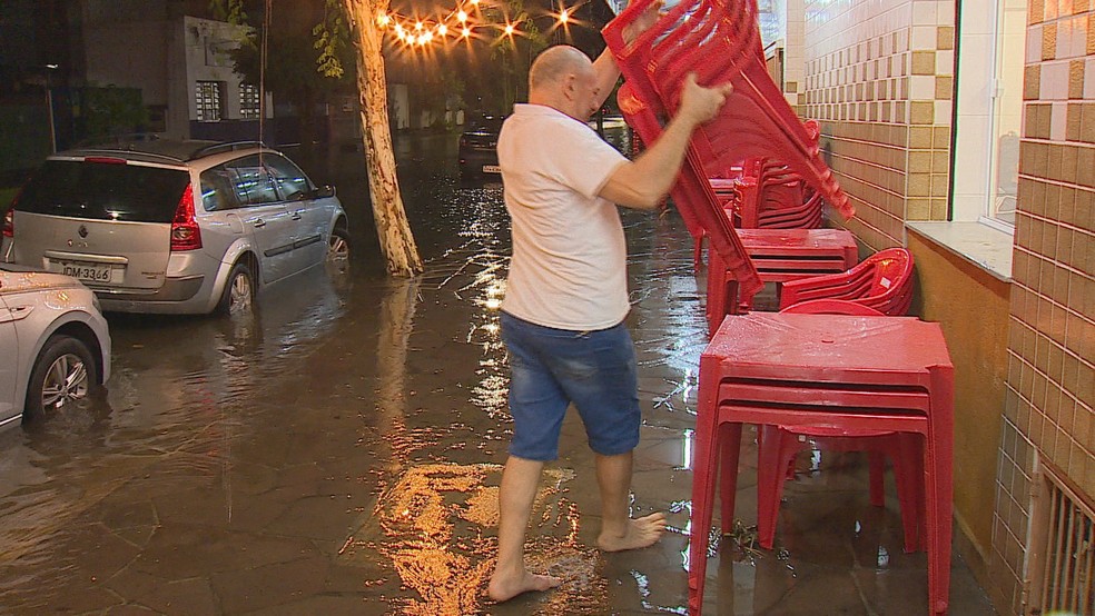 Rua alagada por conta da chuva em Porto Alegre — Foto: RBS TV/Reprodução