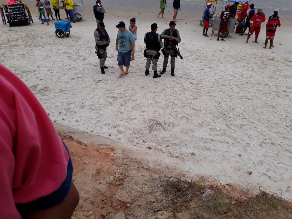 Corpo foi achado enterrado na areia da Praia do FrancÃªs, em Marechal Deodoro, Alagoas â Foto: Arquivo pessoal