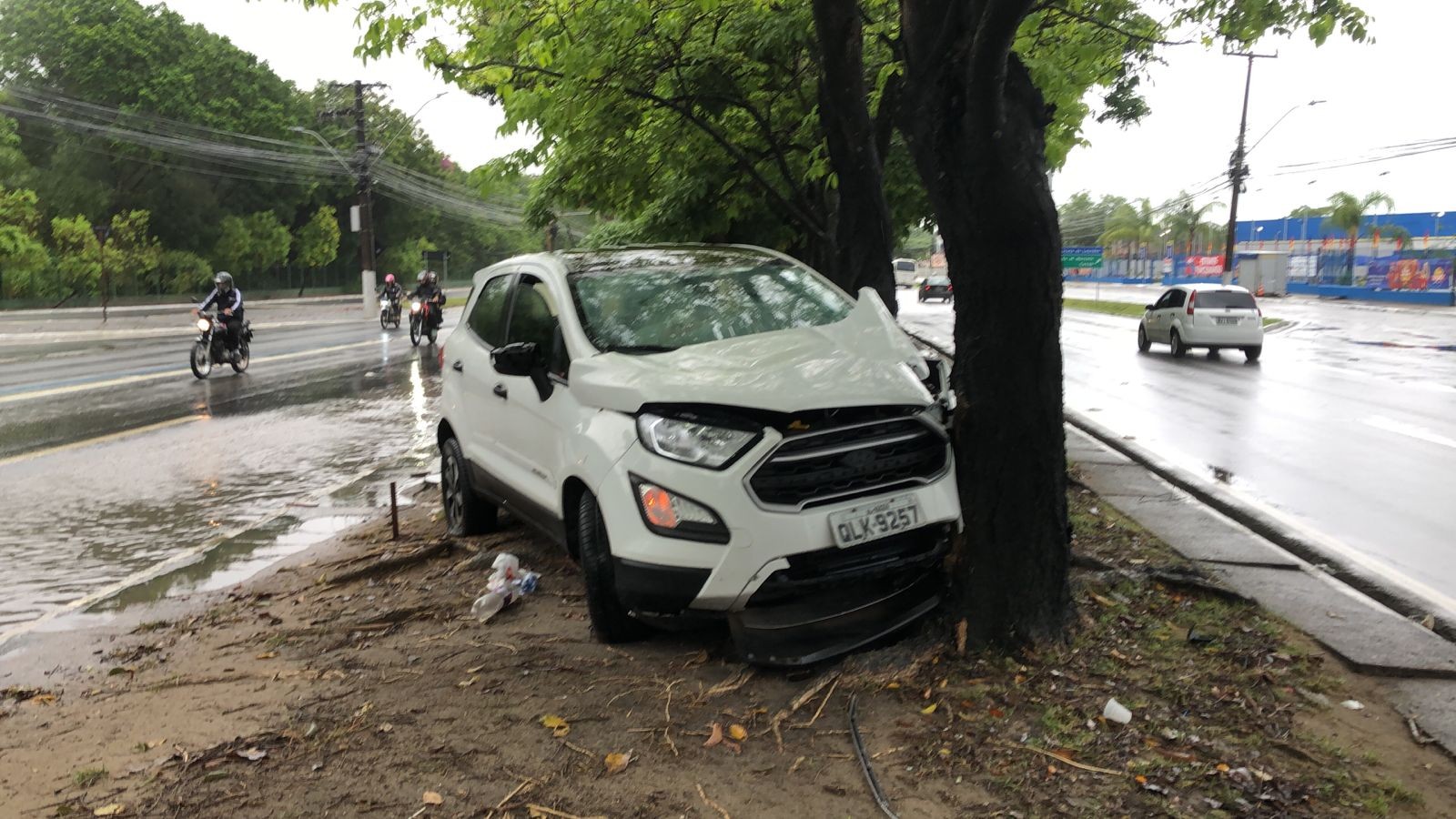 Motorista perde controle de carro e bate em árvore no canteiro da Av. Fernandes Lima
