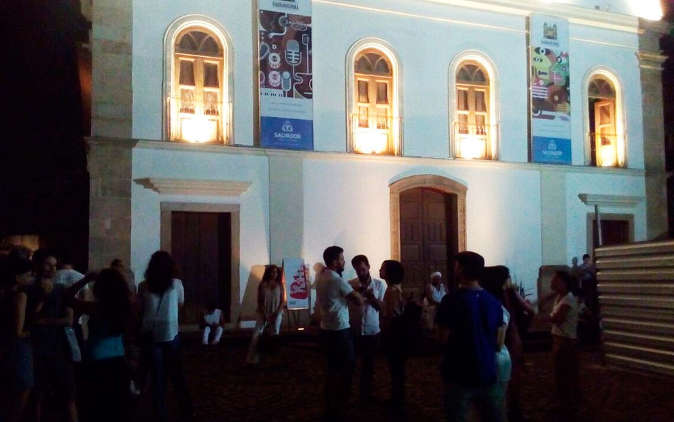 Público em frente ao Espaço Barroquinha após saber que a peça seria cancelada na Bahia (Foto: Danutta Rodrigues/G1 BA)