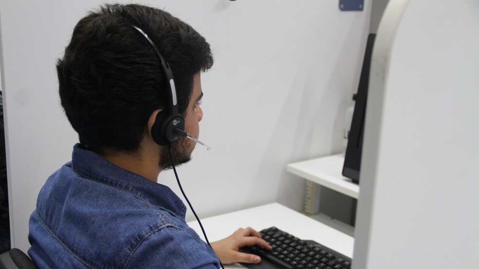 Atualmente, Alecsander trabalha como atendente de telemarketing, em João Pessoa — Foto: Dani Fechine/G1