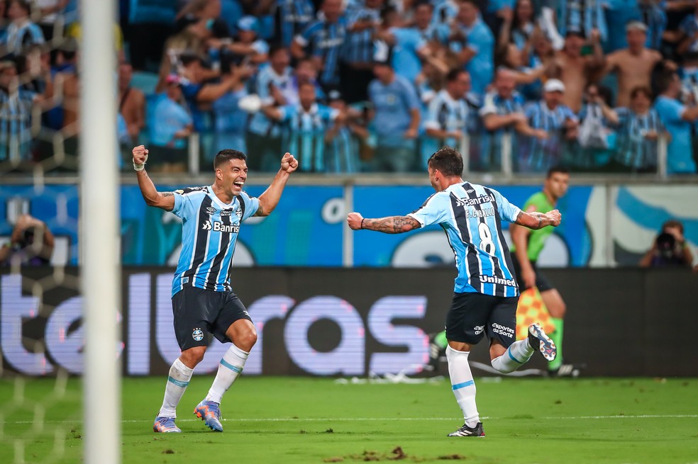 Suárez e Carballo comemorando o gol do Grêmio no Gre-Nal — Foto: Lucas Uebel/Grêmio