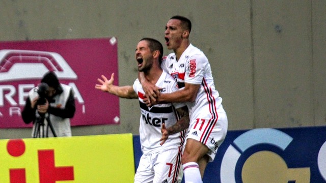 Pato desencanta e Dani Alves conduz passeio do São Paulo contra o Oeste
