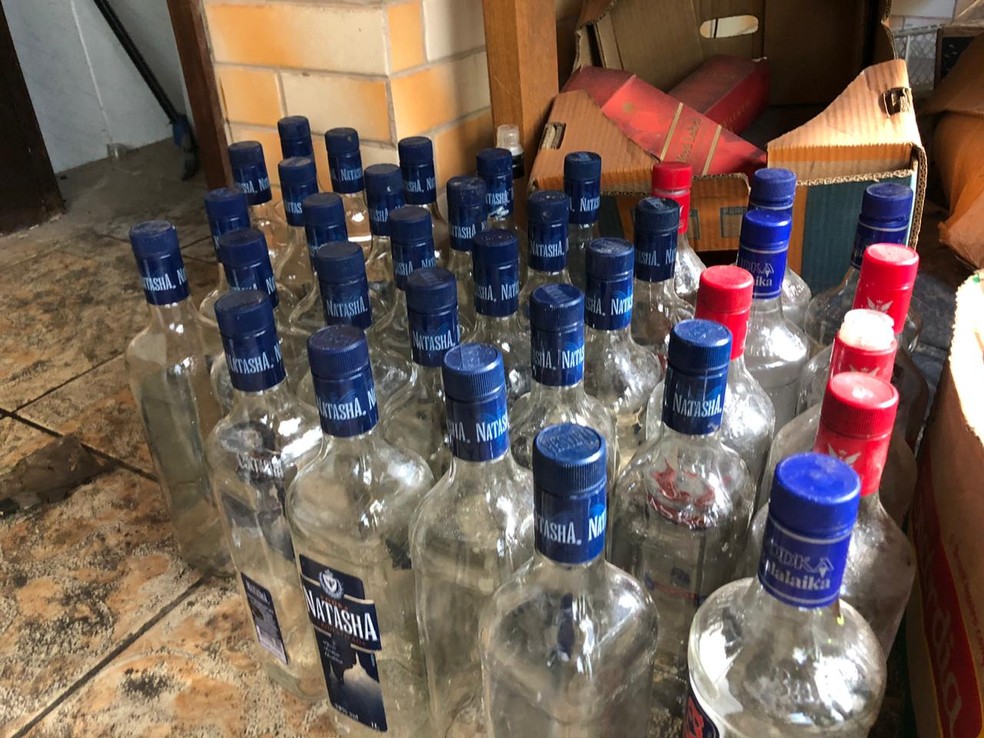 Na fábrica clandestina, foram apreendidas garrafas lacradas, essências usadas para dar sabor aos produtos e bebidas ilegais, segundo a Polícia Civil — Foto: Divulgação/Polícia Civil