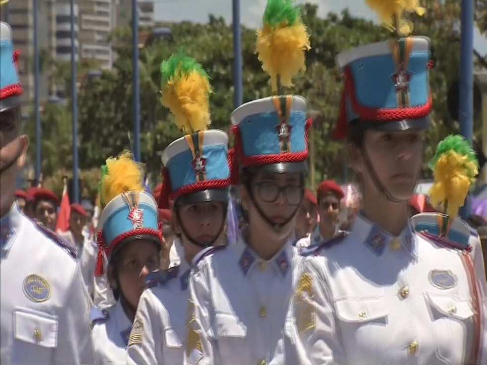 Desfile cívico-militar de 7 de Setembro. Alunas do Colégio Militar de Fortaleza. (Foto: Reprodução/TV Verdes Mares)