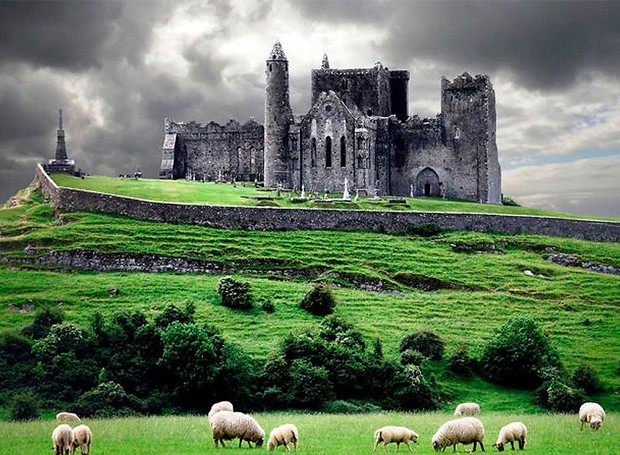 Castelo de Cashel, Irlanda | Erguido sobre o rochedo de Cashel, esta construção serviu como base para os reis de Munster por centenas de anos. A maioria das edificações no atual sítio histórico data dos séculos XII e XIII (Foto: Reprodução/BoredPanda)