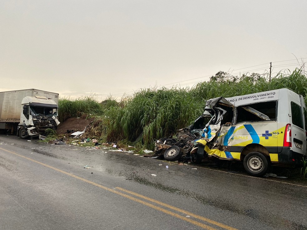 Acidente entre caminhão e van deixou 12 mortos no Tocantins — Foto: Igor Pires/TV Anhanguera 