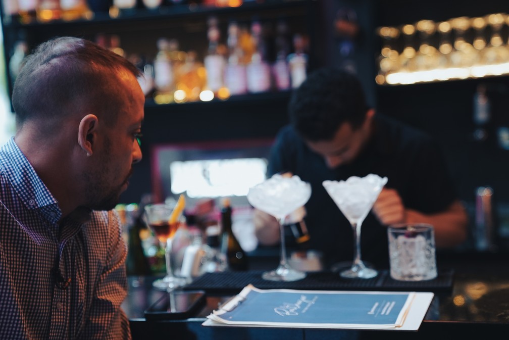 Gabriel Santana (esq.) orienta o bartender do Balthazar em uma mentoria de longo prazo — Foto: Rafael Leal/g1