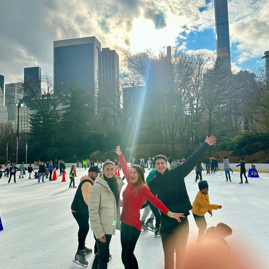 Elaine Mickely se diverte com filhos na neve em NY
