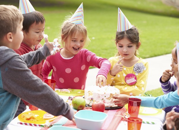 Festa de aniversário ao ar livre com crianças (Foto: Thinkstock)