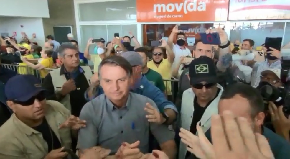 Sem máscara, presidente Jair Bolsonaro foi recebido por apoiadores no aeroporto de Rio Preto — Foto: Renato Pavarino/g1