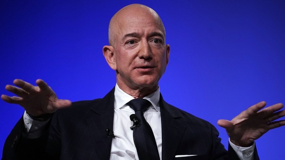 Bezos, que fundou a Amazon, é atualmente o homem mais rico do mundo, mas tem tido prejuízo bilionário para manter sua empresa espacial aberta (Foto: Getty Images)