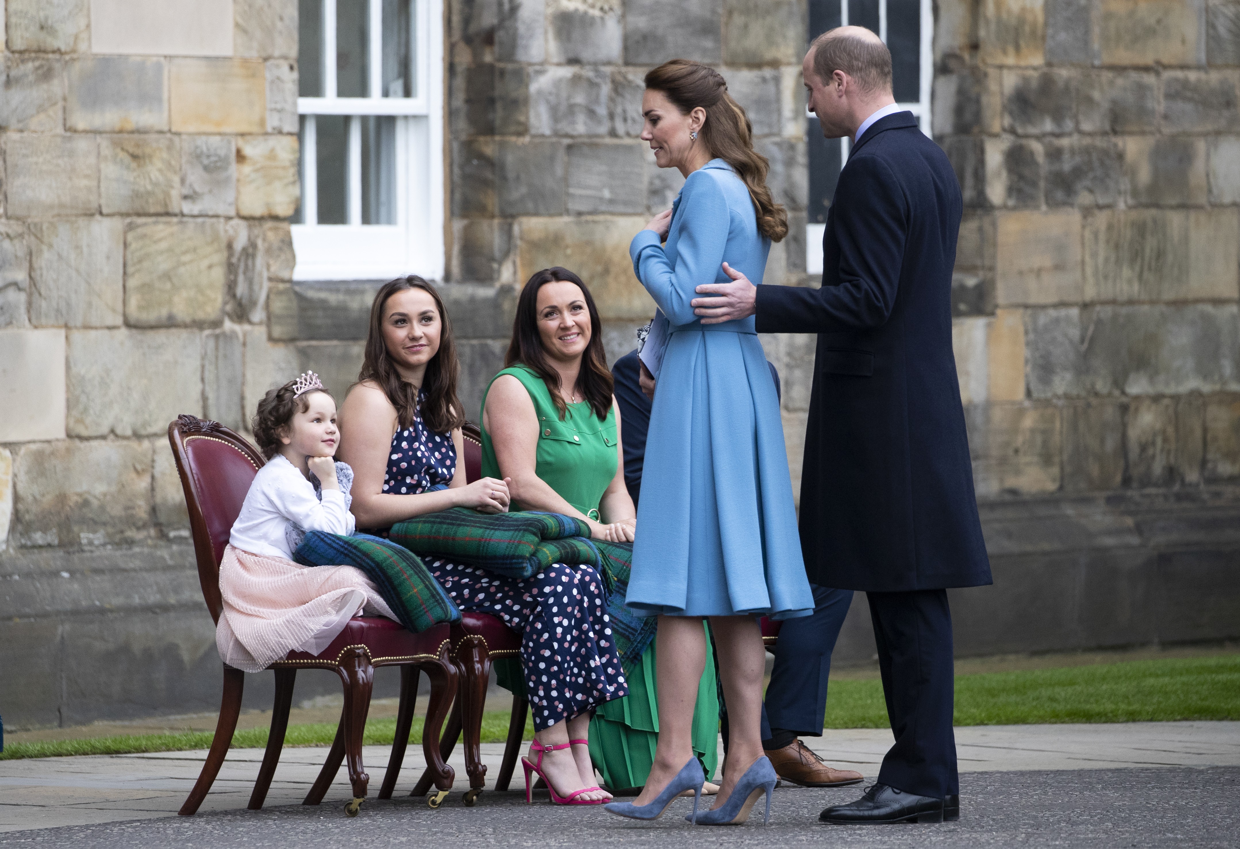 EDINBURGH, SCOTLAND - MAY 27: Prince William, Duke of Cambridge and Catherine, Duchess of Cambridge and Mila Sneddon, 5, with her sister Jodi, and parents Lynda and Scott Sneddon, who are special guests of the Duke and Duchess, during a Beating of the Ret (Foto: Getty Images)