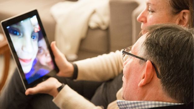 As videochamadas se tornaram uma maneira fácil de manter contato com entes queridos (Foto: Getty Images via BBC News Brasil)