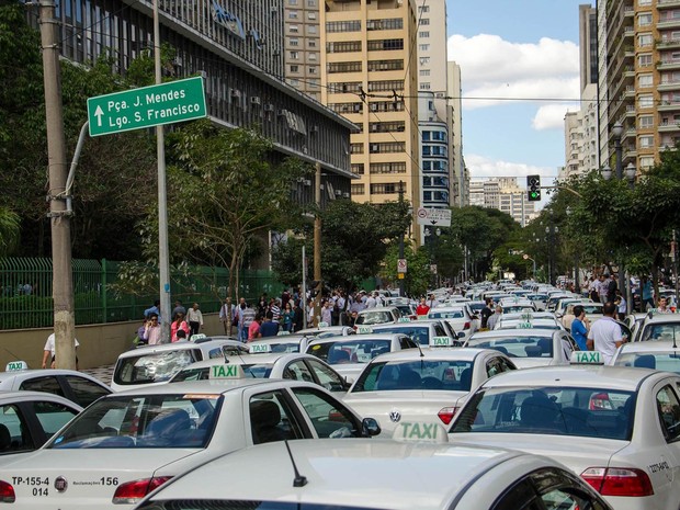 Taxistas fazem protesto ocupando completamente a via em frente à Câmara Municipal de São Paulo (Foto: Rogerio Cavalheiro/Futura Press/Estadão Conteúdo)