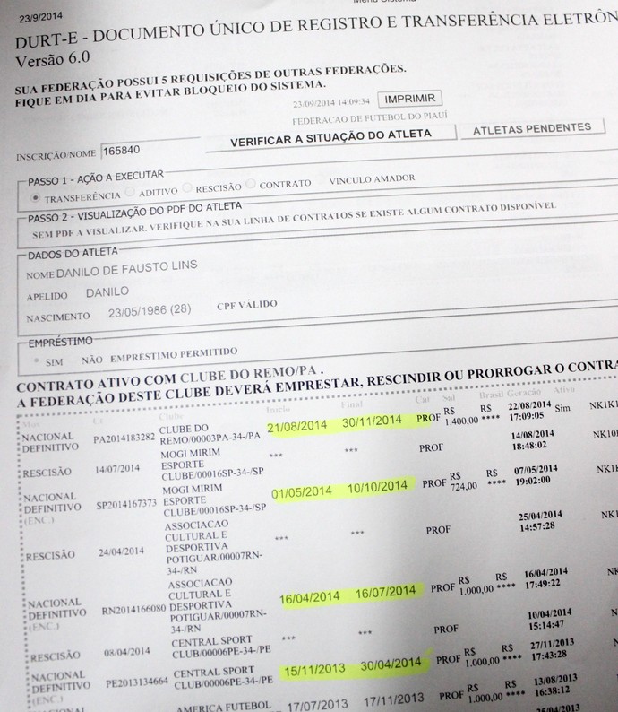 Documento de registro do atacante Danilo Lins (Foto: Wenner Tito)