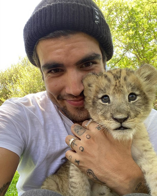 Caio Castro posa com leãozinho em sáfari (Foto: Reprodução Instagram)
