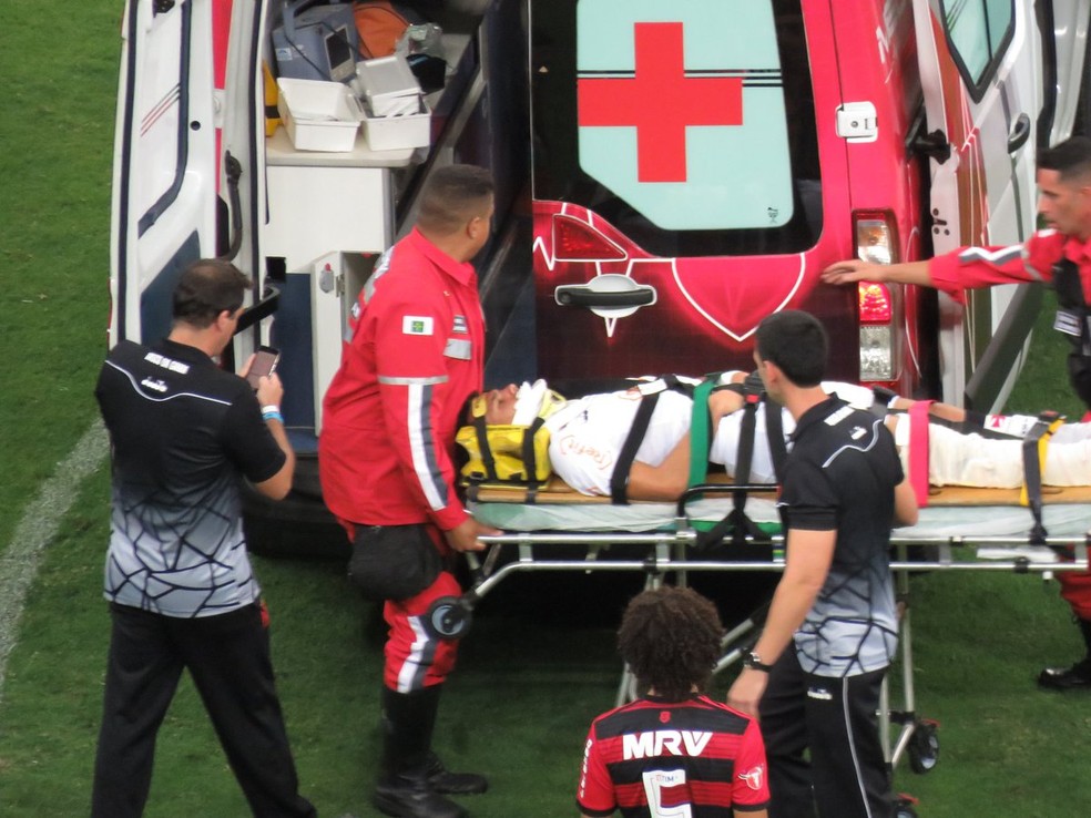 Bruno Silva sai de ambulância após choque com Luiz Gustavo em Vasco x Flamengo — Foto: Felipe Schimidt
