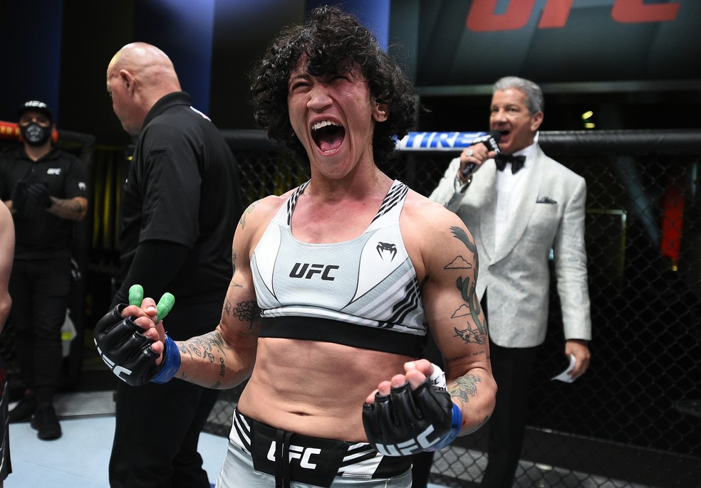 Virna Jandiroba venceu Kanaku Murata por nocaute técnico aos 5m do R2 — Foto: Getty Images