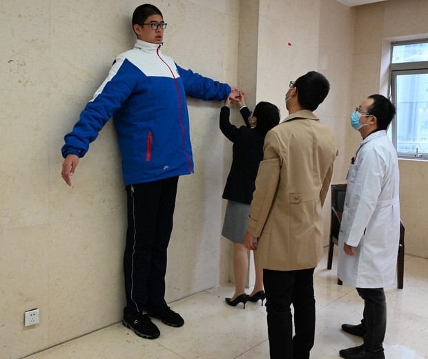 Adolescente chinês pode se tornar o adolescente mais alto do mundo  (Foto: acervo pessoal)