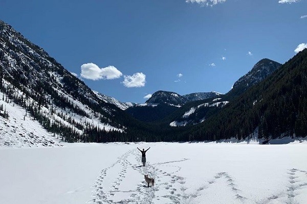 A atriz Jessica Biel nas montanhas durante isolamento por conta do coronavírus (Foto: Instagram)
