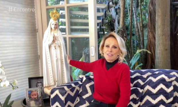 Ana Maria Braga e a imagem de Nossa Senhora de Fátima (Foto: Reprodução)