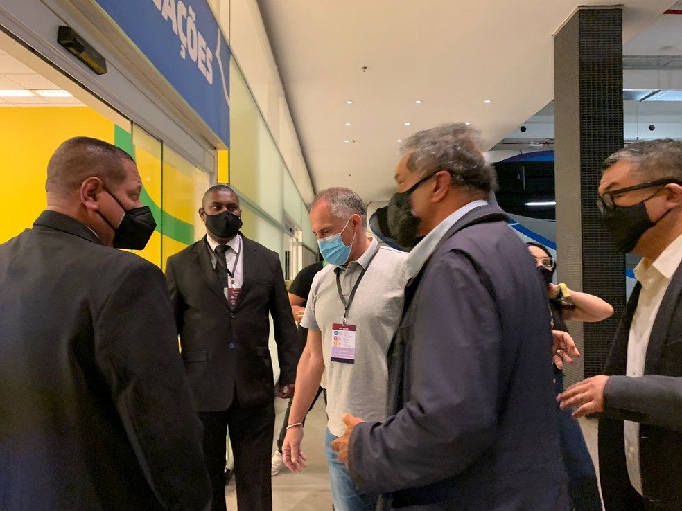 Membros da embaixada da Argentina entram no estádio  — Foto: Bruno Giufrida