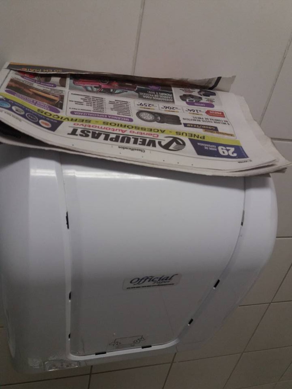 Fabiani encontrou apenas jornais ao invés de papel higiênico e de rosto (Foto: Reprodução/ Redes Sociais)