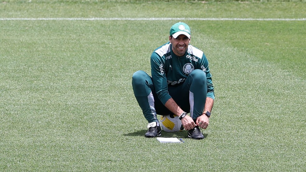 Abel Ferreira durante treino do Palmeiras nesta temporada — Foto: Cesar Greco/ Palmeiras