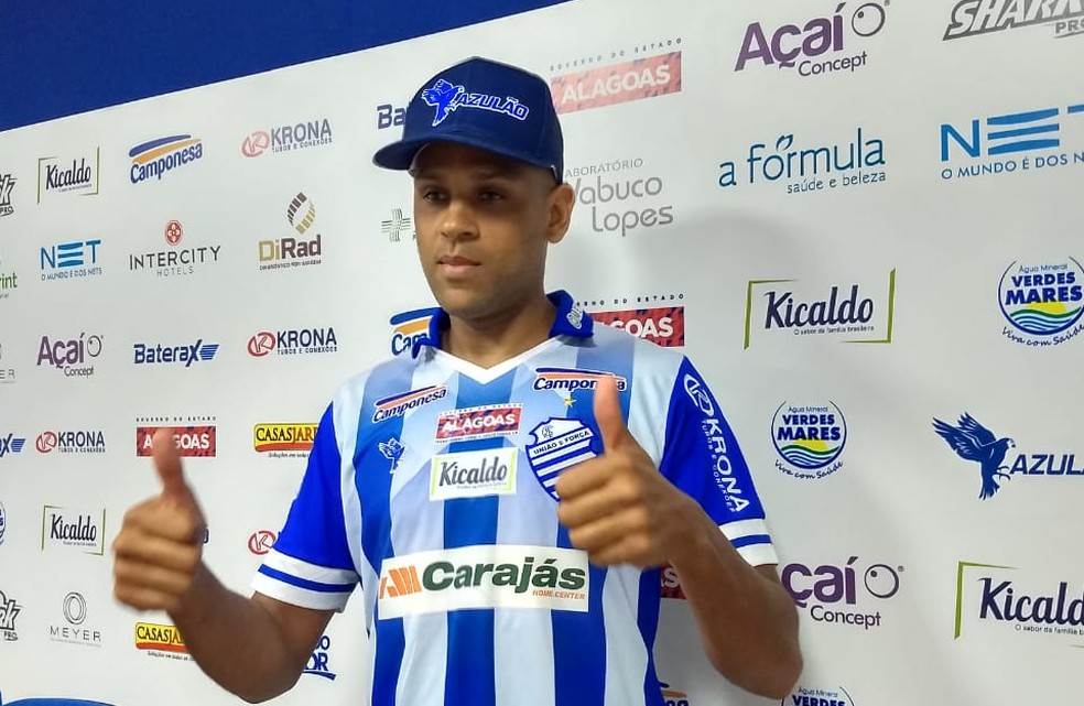 Carlinhos já foi apresentado oficialmente pelo CSA — Foto: Emanuelle Borba/GloboEsporte.com